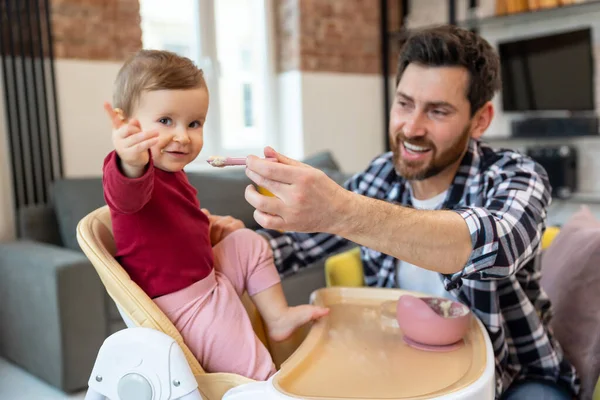 İlk çocuk tuzağı. Babası, küçük tatlı kızını evde besliyor..