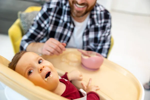 Pequeño Bebé Comiendo Cena Con Papá Padre Irreconocible Alimentando Niño —  Fotos de Stock