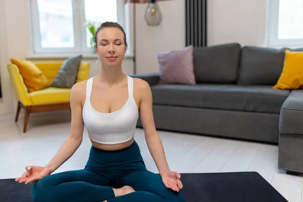 Mujer Atlética Ropa Deportiva Practicando Yoga Meditando Esterilla Ejercicio Interior — Foto de Stock