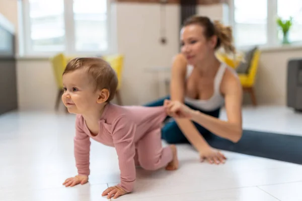 Zdrowy Rozwój Atletyczna Matka Dziewczynka Ćwiczące Razem Domu Bawią Się — Zdjęcie stockowe