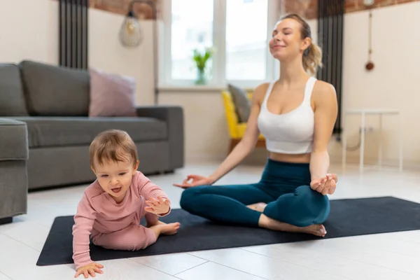 Mujer Atlética Parte Superior Leggins Practicando Yoga Con Hija Bebé —  Fotos de Stock