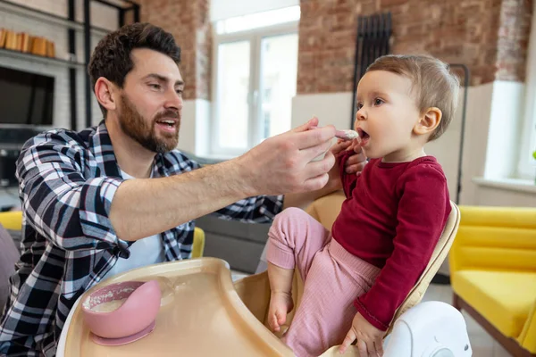 Erste Mahlzeit Locken Papa Füttert Kleinkind Mit Löffel Zum Mittagessen — Stockfoto