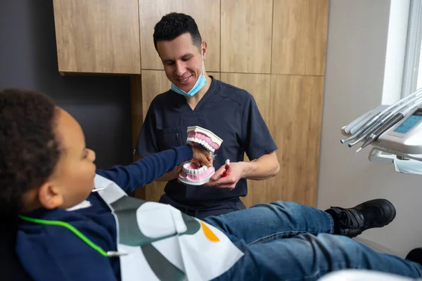 Στην Οδοντιατρική Σκούρο Δέρμα Αγόρι Που Ενδιαφέρεται Για Σαγόνι Mock — Φωτογραφία Αρχείου