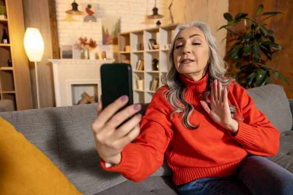 Video Panggilan Wanita Senior Cantik Memiliki Panggilan Video Dan Tampak — Stok Foto