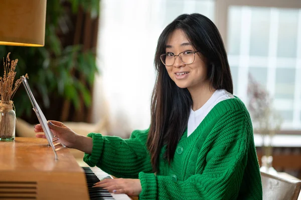 Músicos Sorrindo Menina Asiática Sentado Perto Piano Casa — Fotografia de Stock