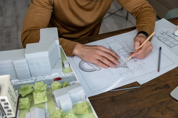 难以辨认的建筑师设计人员在办公室从事建筑工程的房屋图纸设计 — 图库照片