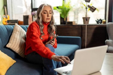 - Evde. Güzel, bakımlı, son sınıf öğrencisi bir kadın.