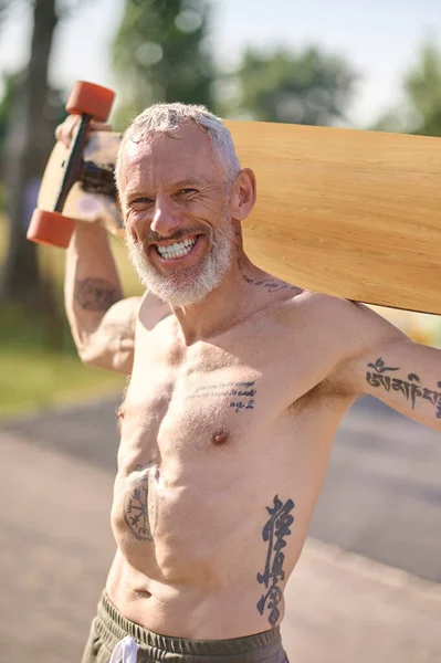 Sorrindo Homem Maduro Segurando Longboard Parque Cidade Estilo Vida Saudável — Fotografia de Stock