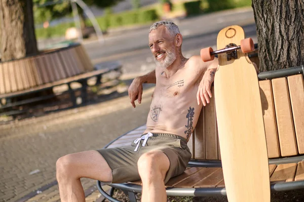 Nöjd Mogen Man Med Longboard Sitter Bänken Stadspark — Stockfoto