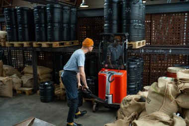 Şapkalı ve önlüklü hippi kahve çekirdeği hazırlayan fabrika işçisi..