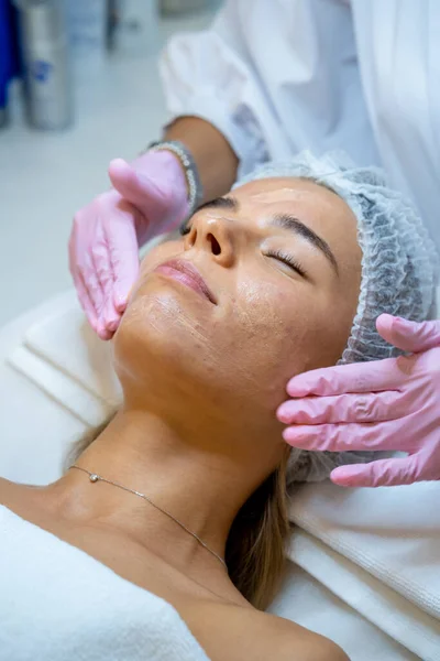 在美容院里 女性的脸在做微创手术 皮肤护理治疗 — 图库照片