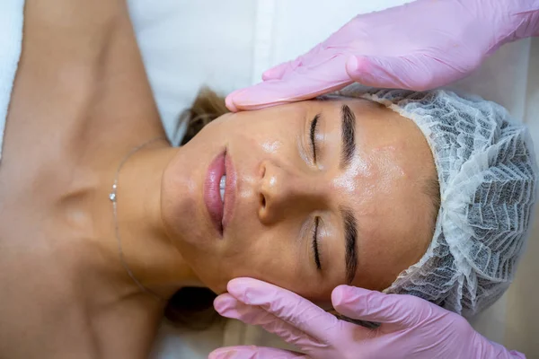Massaggio Del Viso Dopo Procedura Cura Della Pelle Salone Bellezza — Foto Stock