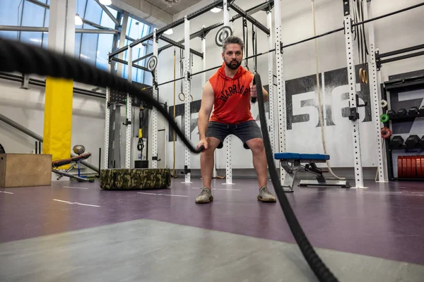Young Bearded Man Sportswear Working Out Battle Ropes Gym — Stock Photo, Image