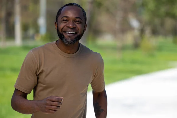Koşuyordum Olgun Afro Amerikan Bir Adam Parkta Koşuyor Mutlu Görünüyor — Stok fotoğraf