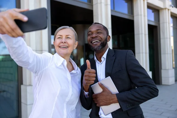 Erfolgreiche Menschen Geschäftsleute Sehen Glücklich Aus Und Machen Gemeinsam Selfie — Stockfoto