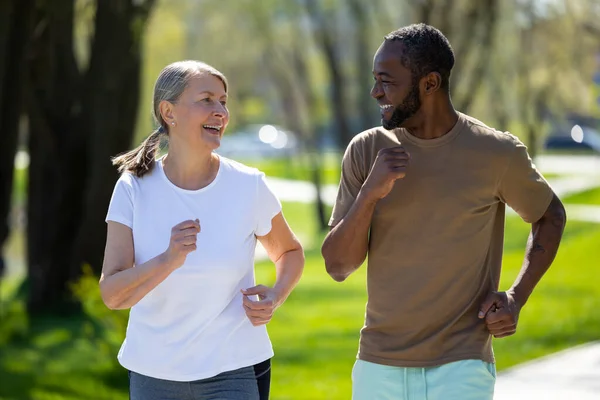 Sportif Bir Çift Mutlu Çift Parkta Birlikte Koşuyor Heyecanlı Görünüyorlar — Stok fotoğraf