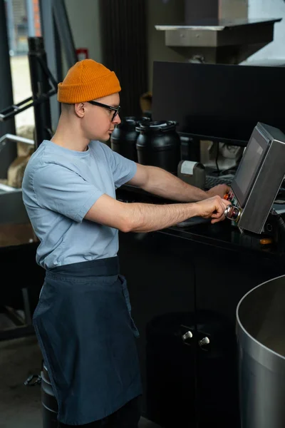 Καυκάσιος Που Εργάζεται Στο Εργοστάσιο Καβουρντίσματος Καφέ Λειτουργική Διαδικασία Δημιουργίας — Φωτογραφία Αρχείου