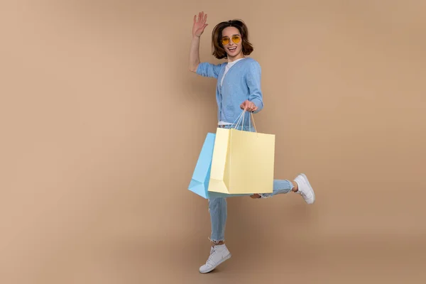 Överlycklig Kvinna Shopaholic Casual Kläder Hoppa Med Shoppingväska Inköp Isolerade — Stockfoto