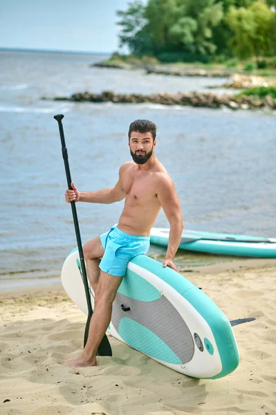Handsome Athletic Man Standing Paddle Board Sandy Beach Sea Enjoying — Stock Photo, Image
