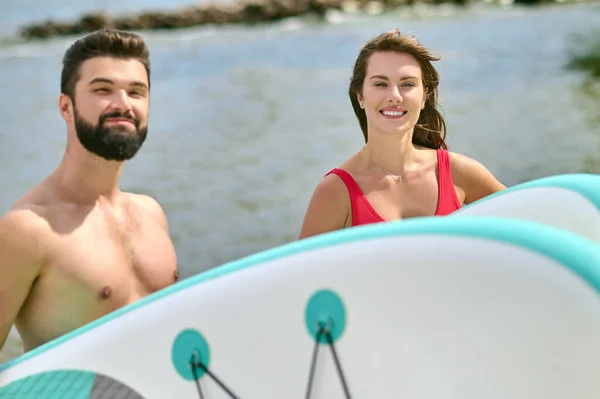 Attractive Man Woman Young Surfers Beach Enjoying Vacation Sea Extreme — Stock Photo, Image