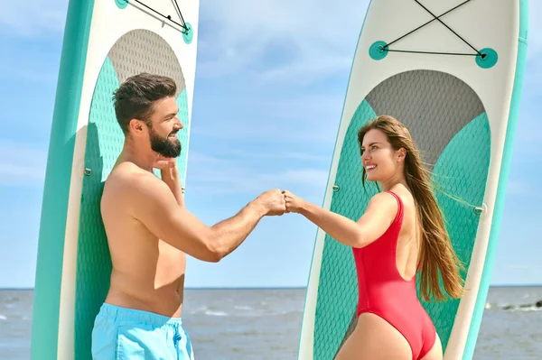 Couple Avec Planches Surf Sur Plage Homme Femme Maillot Bain — Photo