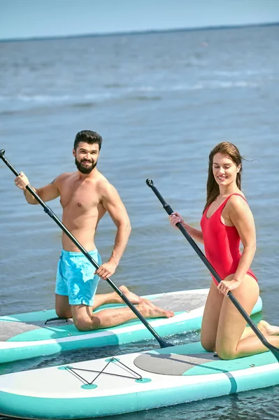 Young Man Woman Having Fun Resort Paddleboarding Sea Enjoying Summer — Stock Photo, Image