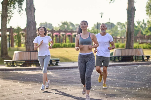 Zdravá Skupina Lidí Jogging Parku Těší Čas Přátel Jogging Park — Stock fotografie
