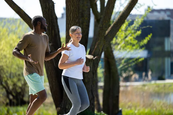 Sabah Koşusu Kadın Erkek Parkta Sabah Koşusu Yapıyorlar — Stok fotoğraf