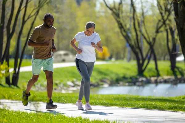 Sabah Koşusu Kadın Erkek Parkta Sabah Koşusu Yapıyorlar — Stok fotoğraf