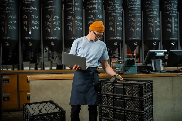 Jonge Kaukasische Koffiezetapparaat Met Laptop Coffeshop Accepteert Nieuwe Koffiebonen — Stockfoto