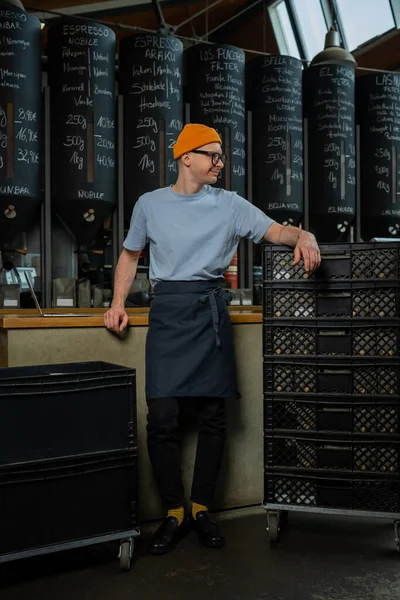 Ενηλίκων Καυκάσιος Barista Δέχεται Νέα Παρτίδα Καφέ Ξεπακετάρισμα Κουτιά Προϊόντα — Φωτογραφία Αρχείου