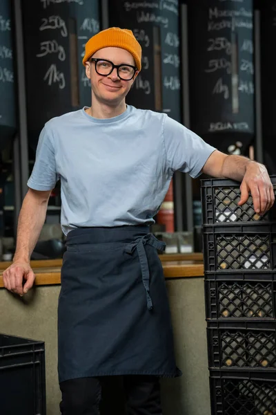 Barista Barkeeper Mit Hut Und Brille Entlädt Neue Charge Kaffee — Stockfoto