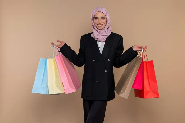 Het Winkelen Jonge Moslim Elegante Vrouw Met Boodschappentassen Zoek Tevreden — Stockfoto