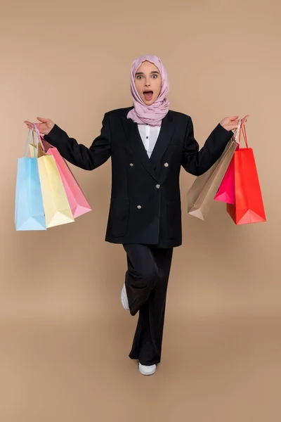 Después Comprar Joven Musulmana Elegante Mujer Con Bolsas Compras Buscando — Foto de Stock