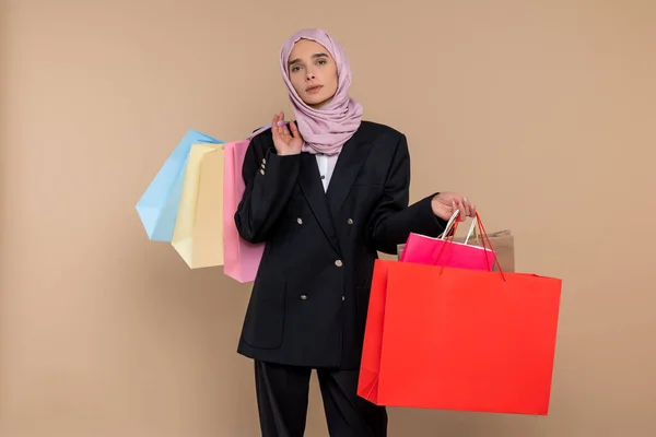Después Comprar Joven Musulmana Elegante Mujer Con Bolsas Compras Buscando — Foto de Stock