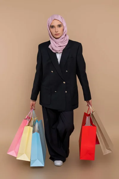 Efter Shopping Ung Muslimsk Elegant Kvinna Med Shoppingväskor Ser Nöjd — Stockfoto