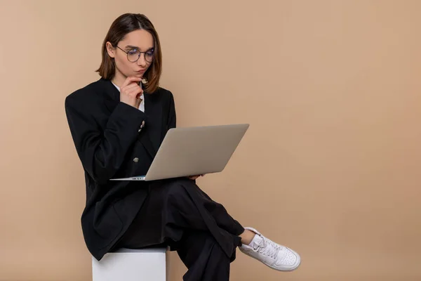 Dia Atarefado Mulher Negócios Óculos Com Laptop Parecendo Ocupado — Fotografia de Stock