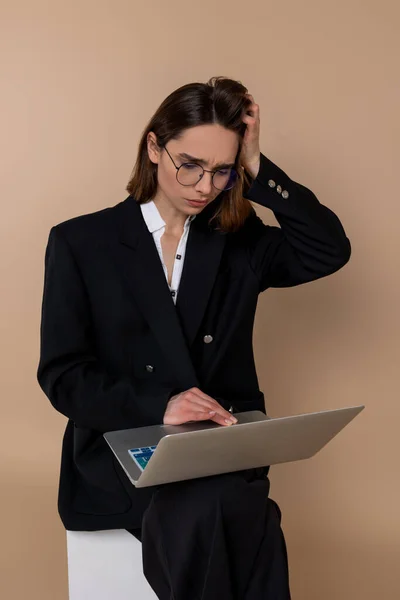 Jestem Zestresowany Młoda Kobieta Pracuje Laptopie Wygląda Zmęczoną Zestresowaną — Zdjęcie stockowe
