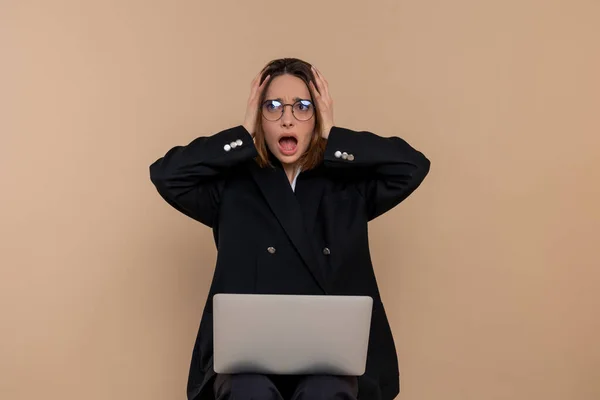 Stressad Ung Kvinna Som Arbetar Bärbar Dator Och Ser Trött — Stockfoto