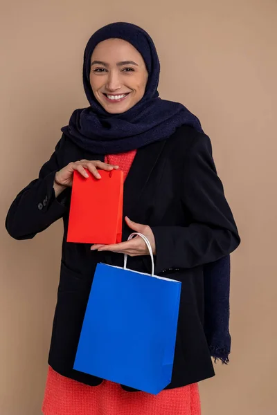 Moslim Vrouw Hijab Staan Met Boodschappentassen Geïsoleerd Beige Achtergrond — Stockfoto