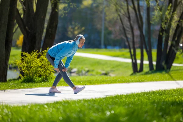 Cvičení Žena Modrém Saku Opírá Park — Stock fotografie