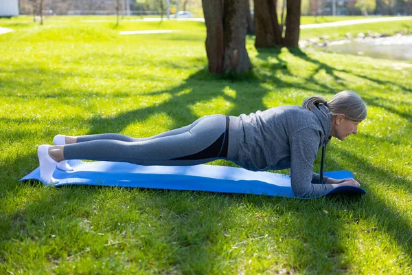 Yoga Mattutino Donna Matura Grigio Sportswera Facendo Yoga Nel Parco — Foto Stock