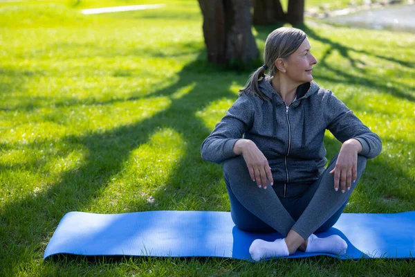Ausruhen Frau Sportbekleidung Ruht Nach Dem Unterricht Auf Der Yogamatte — Stockfoto