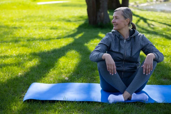Ausruhen Frau Sportbekleidung Ruht Nach Dem Unterricht Auf Der Yogamatte — Stockfoto