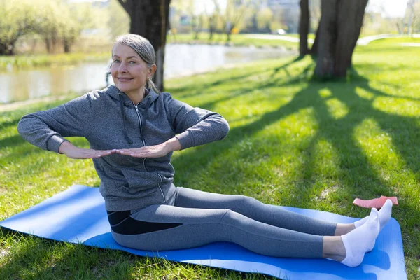 Morgens Yoga Reife Frau Grauer Sportbekleidung Macht Yoga Park — Stockfoto