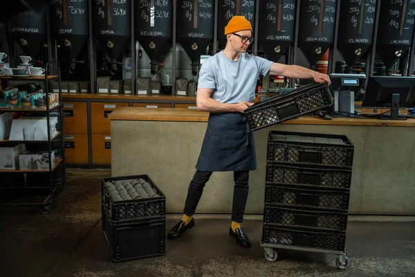Mannelijke Werknemer Ondernemer Uploadt Pakketten Koffie Fabriek Magazijn Barista Coffeeshop — Stockfoto
