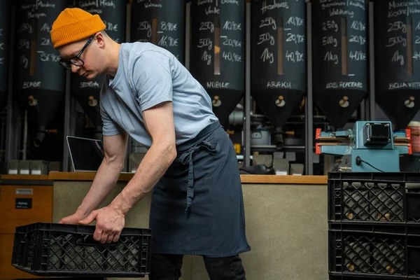 Kaukasischer Mann Mit Mütze Und Brille Coffeeshop Mitarbeiter Bekommt Neue — Stockfoto
