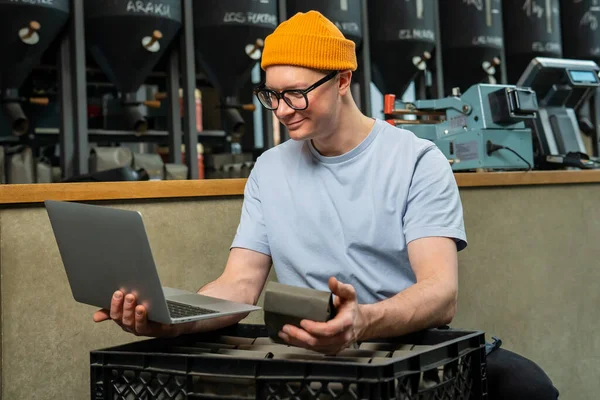 Jonge Kaukasische Koffiezetapparaat Met Laptop Coffeshop Accepteert Nieuwe Koffiebonen — Stockfoto
