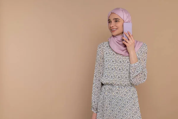 Telefonhívás Fiatal Rózsaszín Hidzsáb Beszél Telefonon — Stock Fotó
