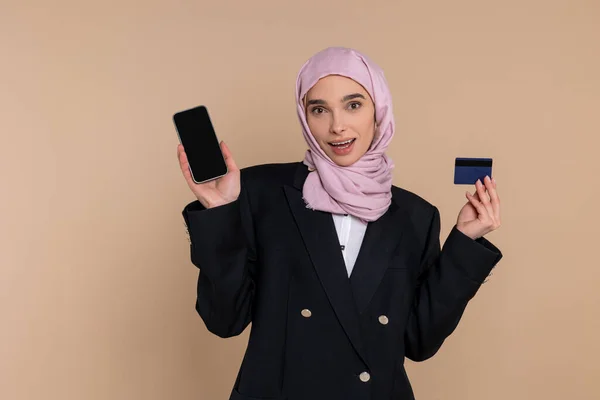 Online Betalen Glimlachende Leuke Vrouw Roze Hijab Met Een Creditcard — Stockfoto